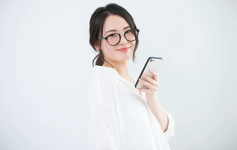 スマホを持つ女性